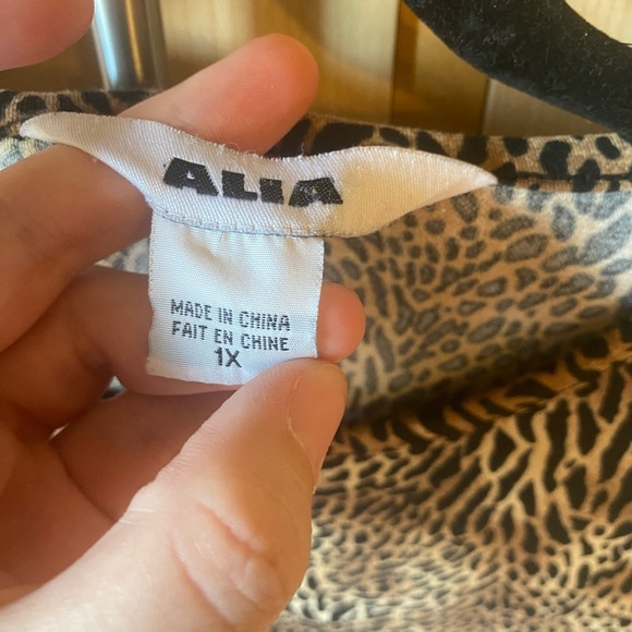 Alia Women’s 1X Animal Print Short Sleeve Top - Picture 2 of 4